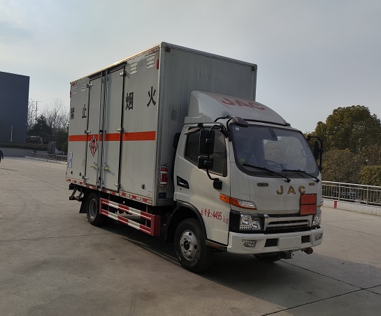 程力威牌CLW5040XRGHWY易燃固體廂式運輸車