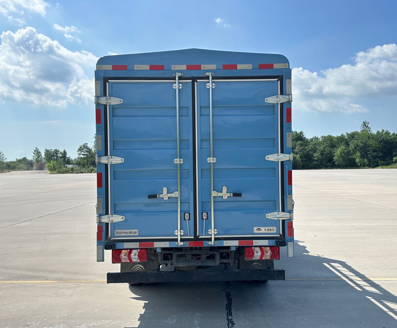 宇通牌ZKH5046CCYBEV4純電動(dòng)倉(cāng)柵式運(yùn)輸車(chē)公告圖片