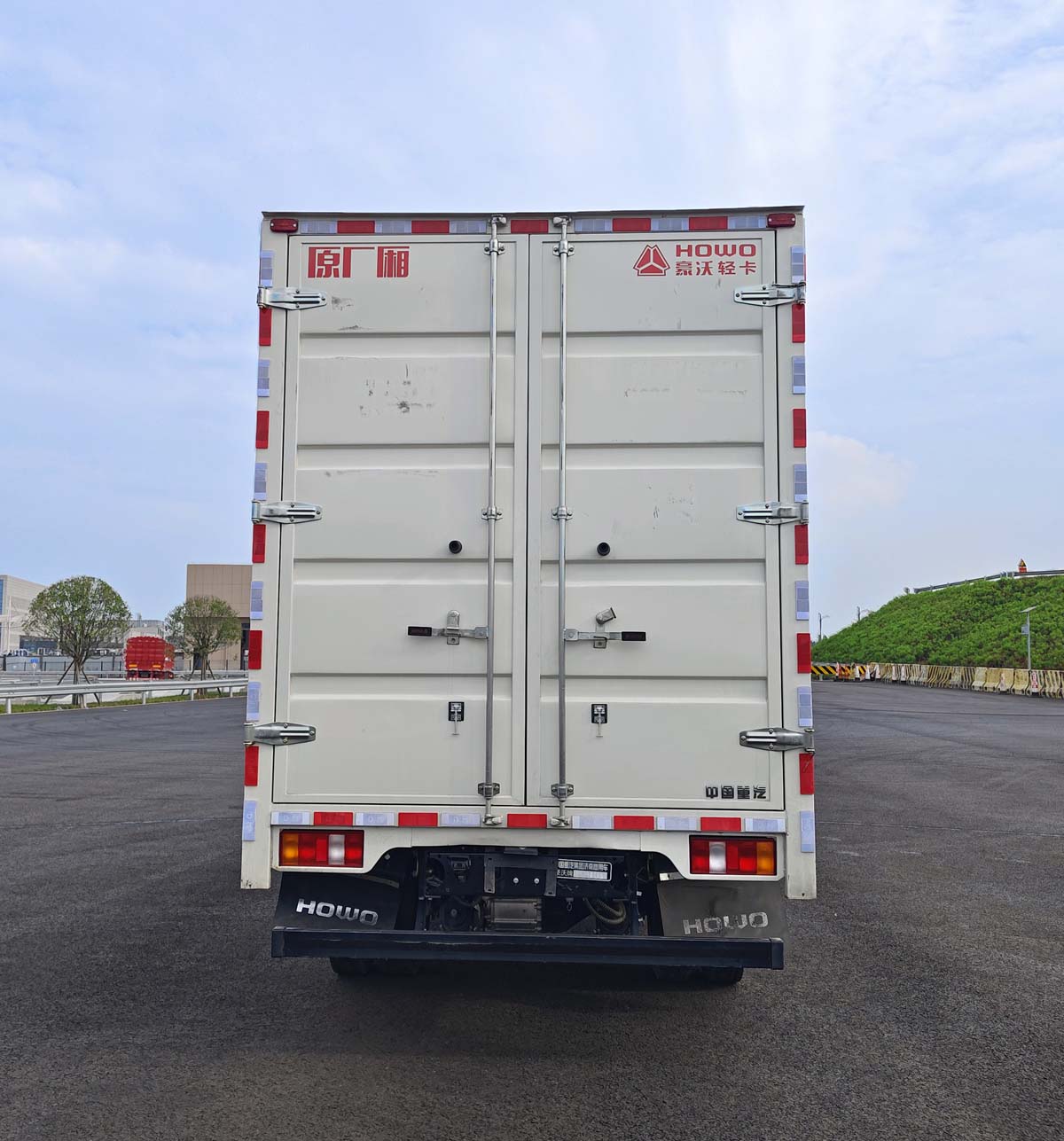 豪沃牌ZZ5047XXYH3414Z145BEVA0純電動(dòng)廂式運(yùn)輸車公告圖片