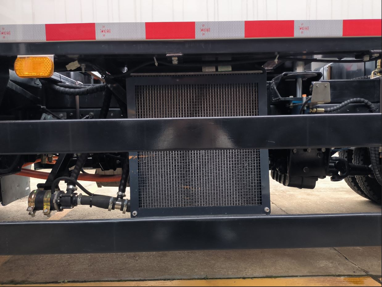 普羅科牌BJ5122GQXEV-P3純電動護(hù)欄清洗車公告圖片