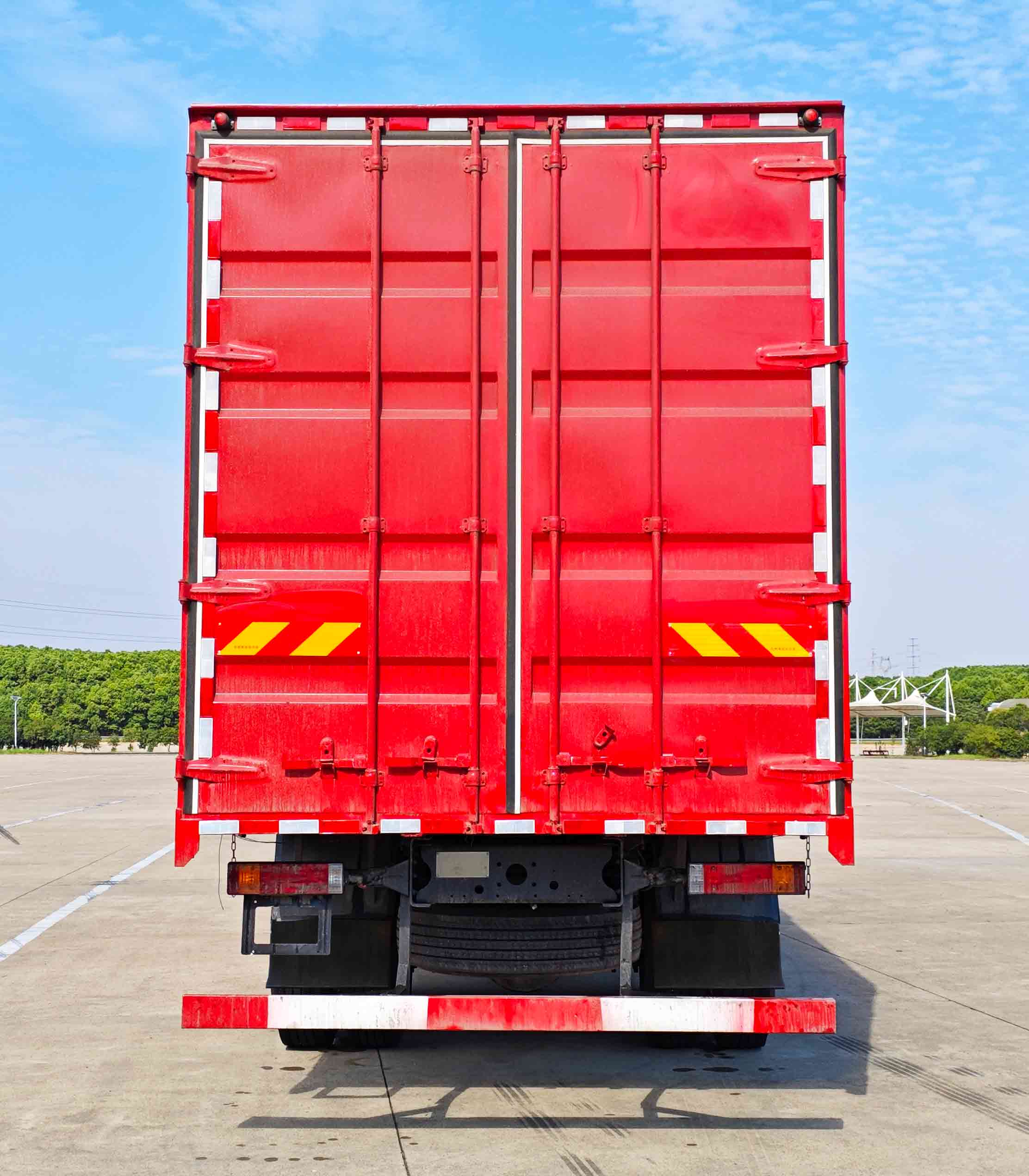 陜汽牌SX5319XXYXB44MF1廂式運(yùn)輸車(chē)公告圖片