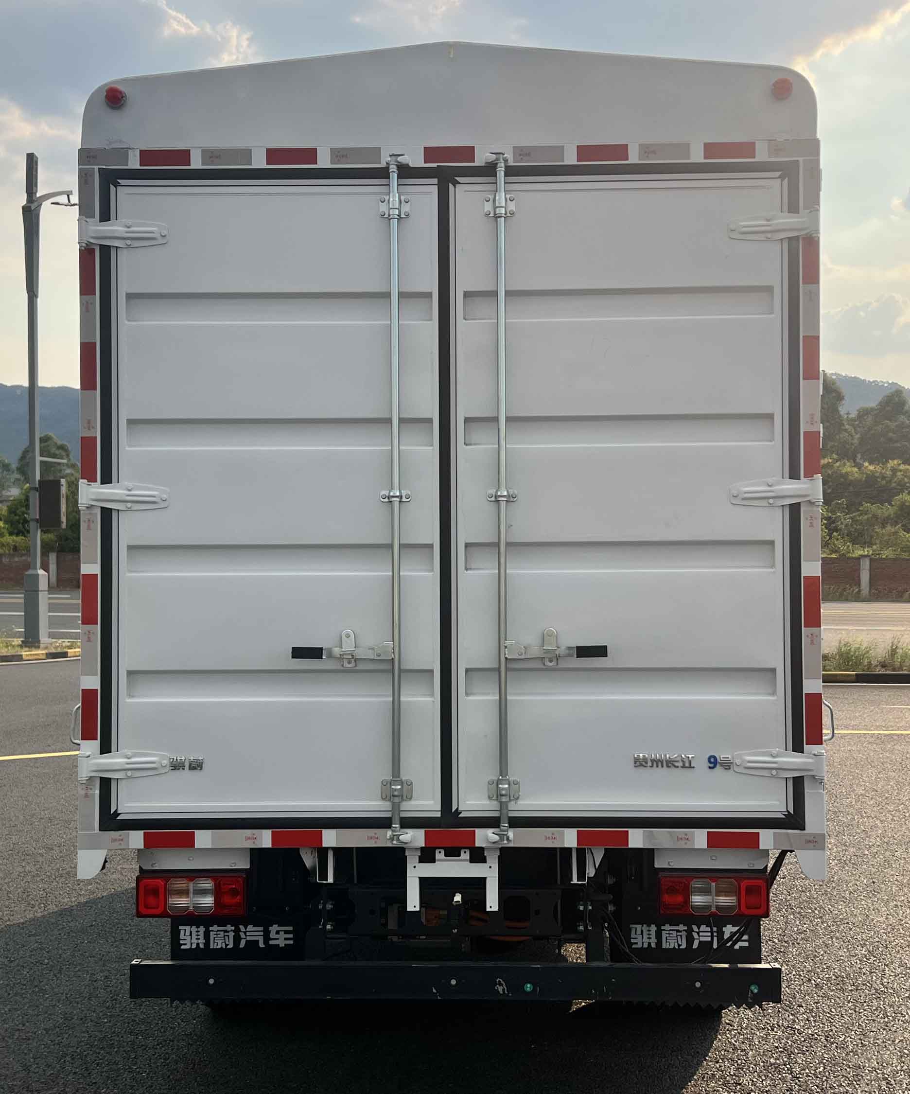 騏蔚牌GK5041CCYBEV03純電動倉柵式運輸車公告圖片