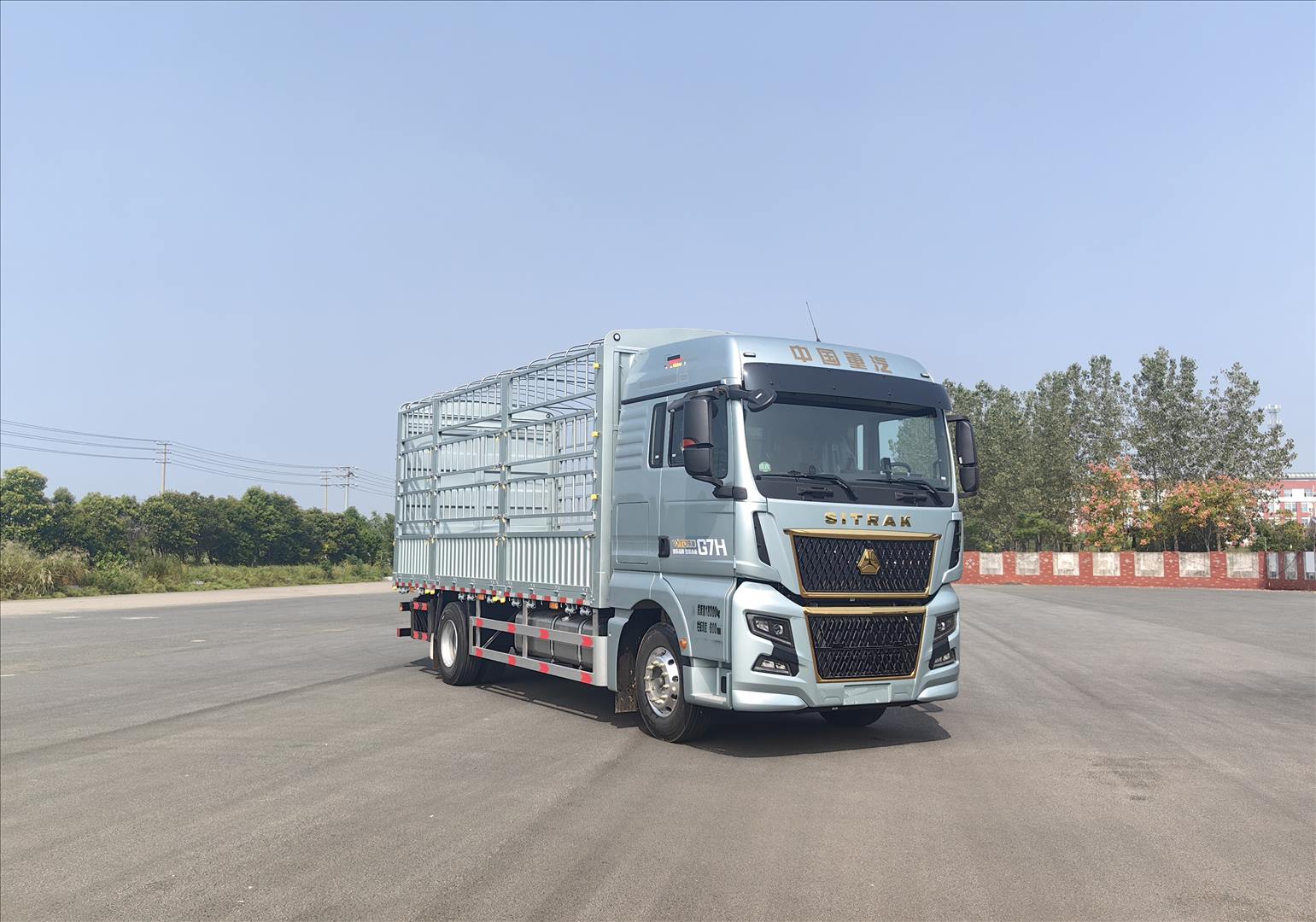 ZZ5186CCYN501HF1型倉(cāng)柵式運(yùn)輸車圖片