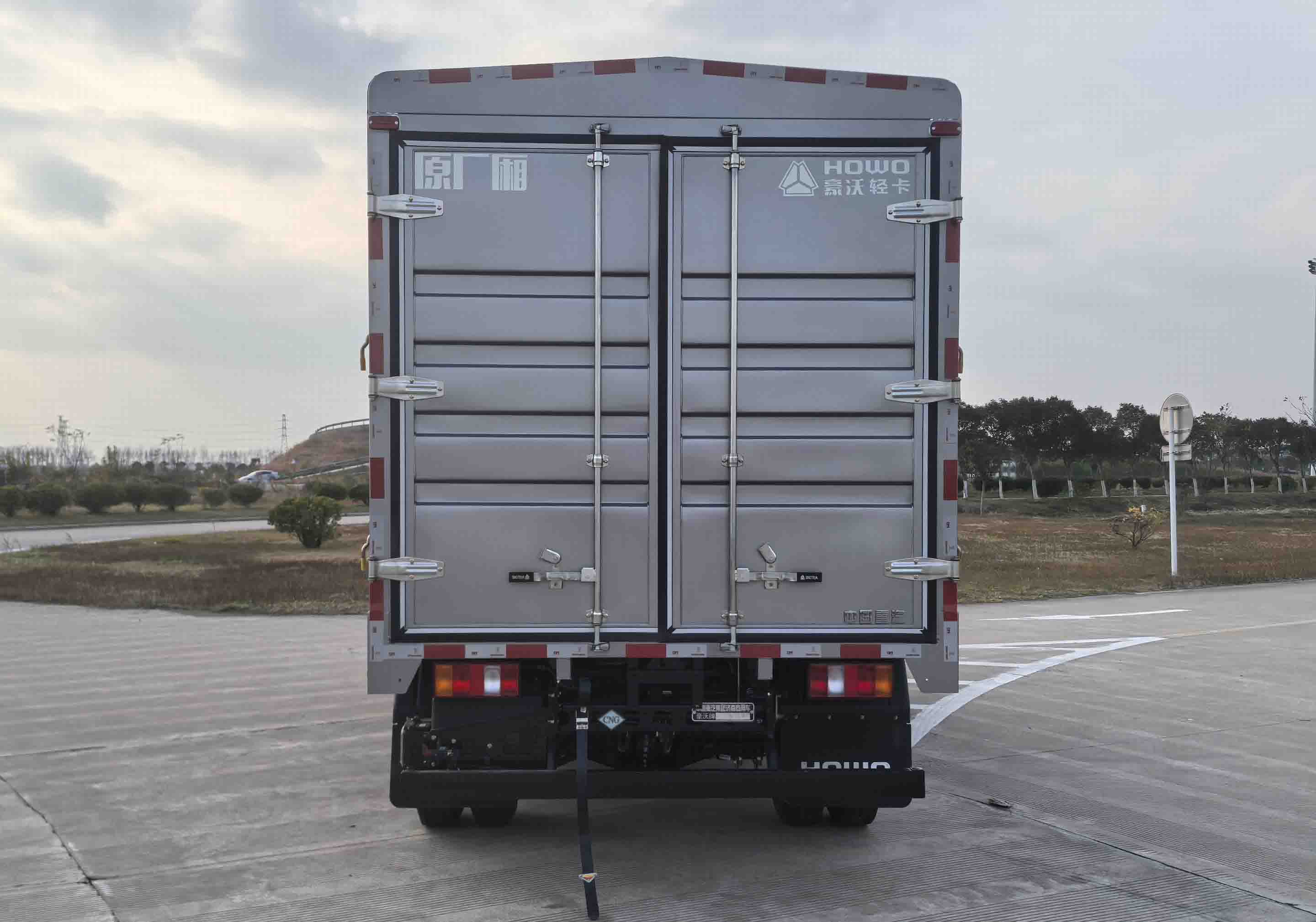 豪沃牌ZZ5047CCYF3515F145CL倉柵式運輸車公告圖片