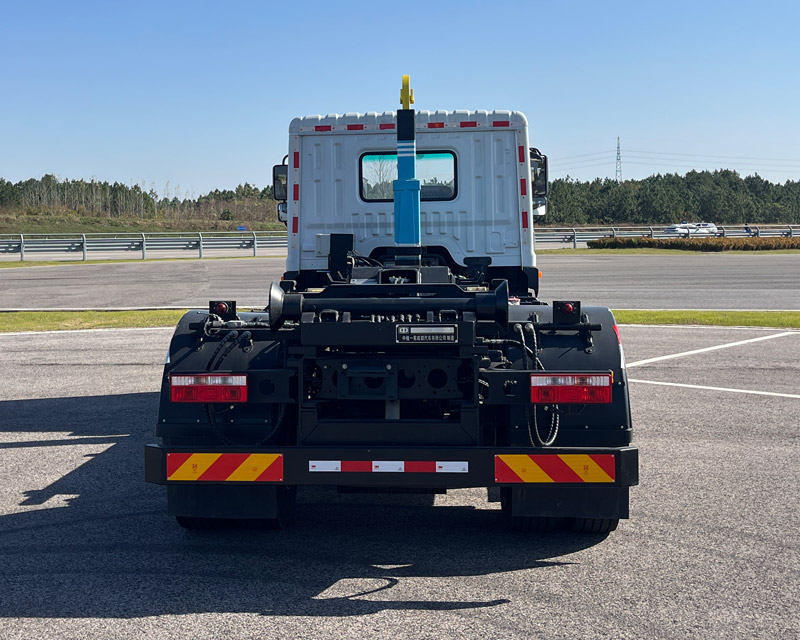 中植汽車牌CDL5180ZXXDFBEV純電動(dòng)車廂可卸式垃圾車公告圖片