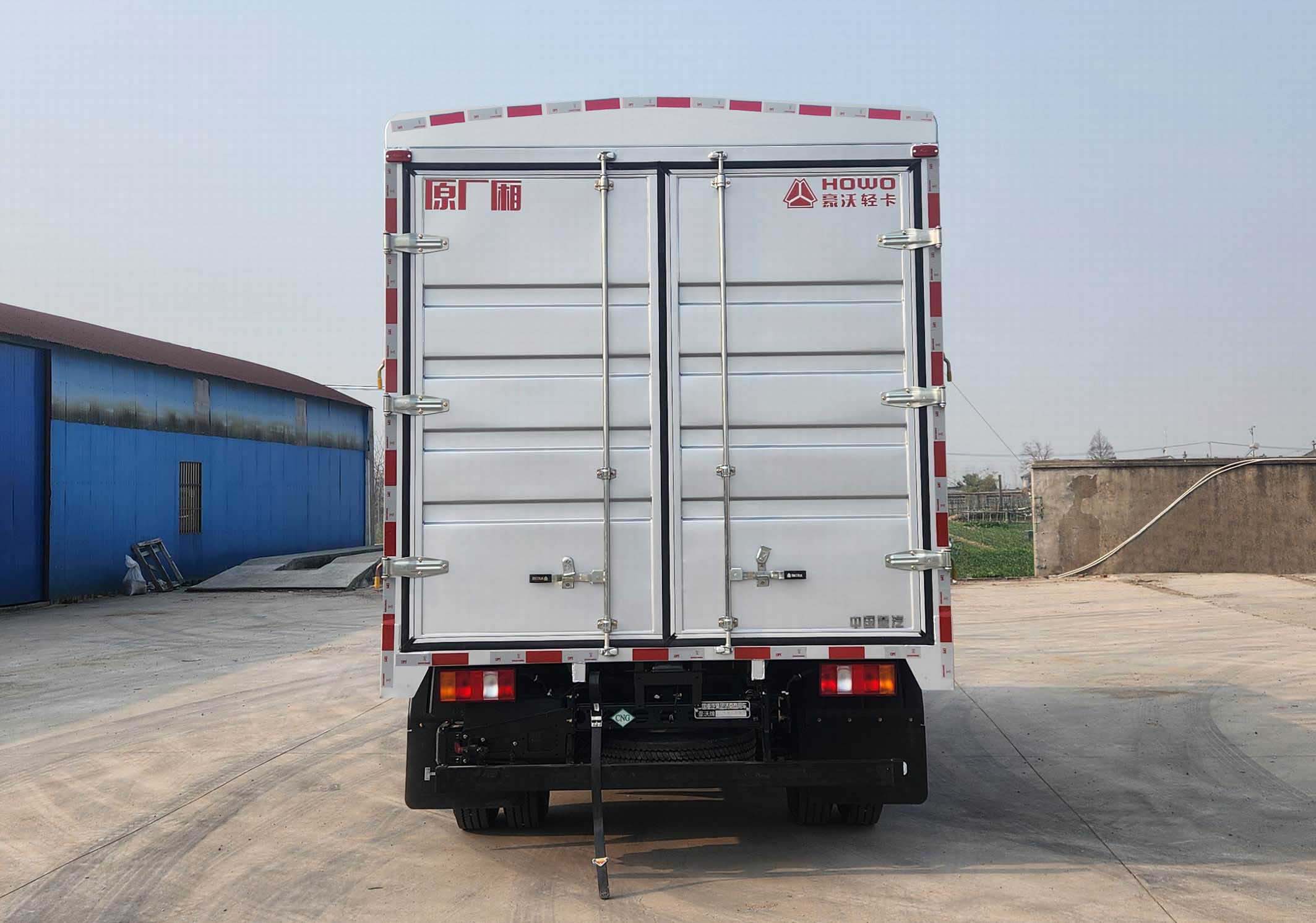 豪沃牌ZZ5117CCYF3515F112CL倉柵式運(yùn)輸車公告圖片