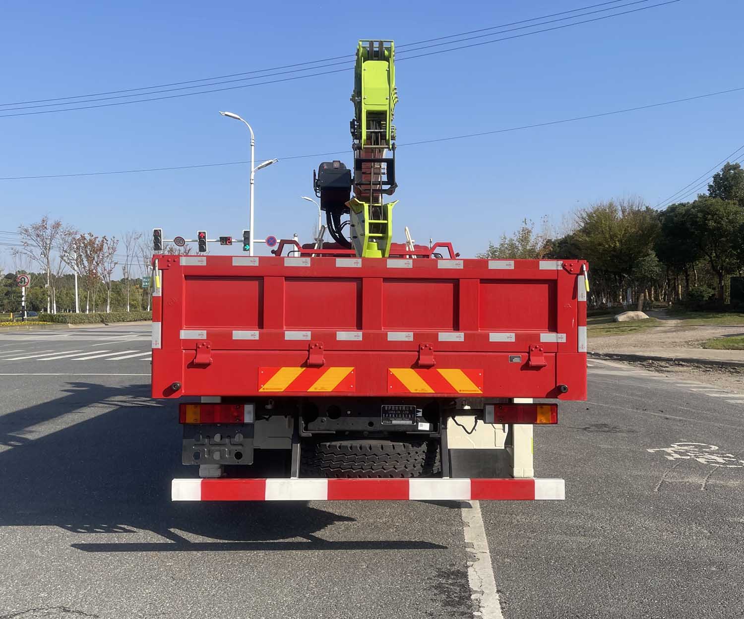 雷薩牌FLX5183JSQ-08隨車起重運(yùn)輸車公告圖片