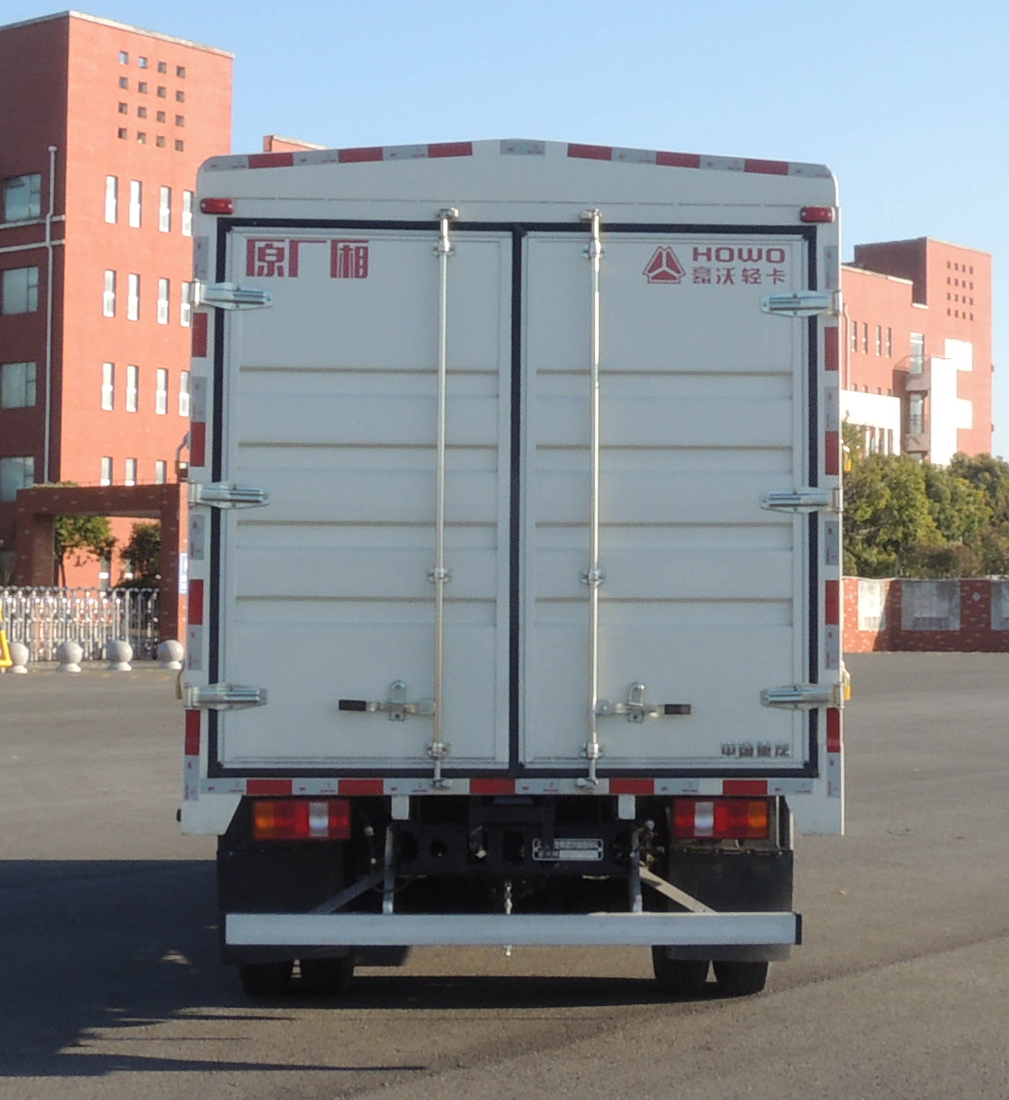 豪沃牌ZZ5047CCYH3215F145倉柵式運(yùn)輸車公告圖片