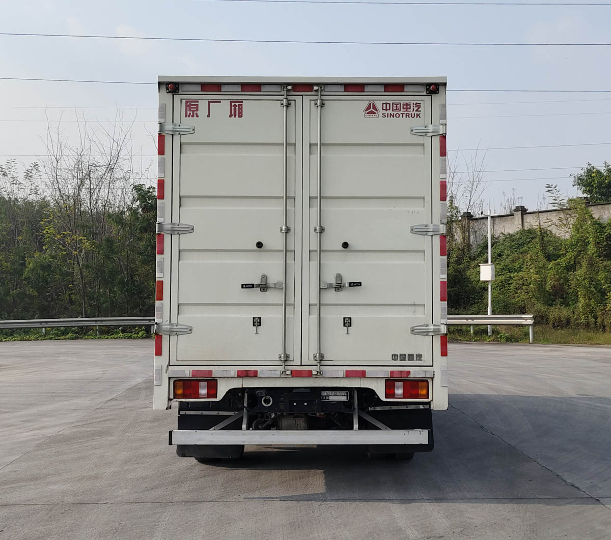 豪沃牌ZZ5047XXYK3414Z145BEVD4純電動廂式運輸車公告圖片