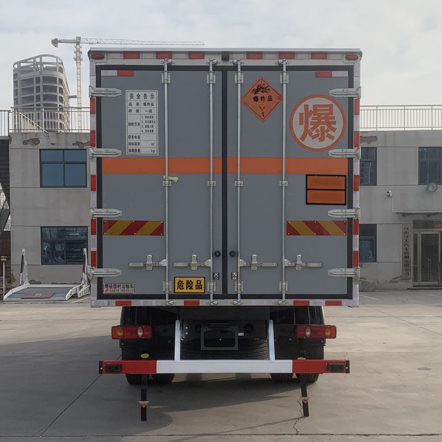 鴻天牛牌HTN5180XQY爆破器材運輸車公告圖片