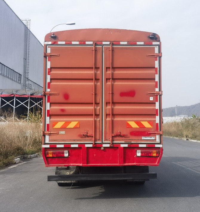 乘龍牌LZ5180CCYH5AC101倉(cāng)柵式運(yùn)輸車公告圖片