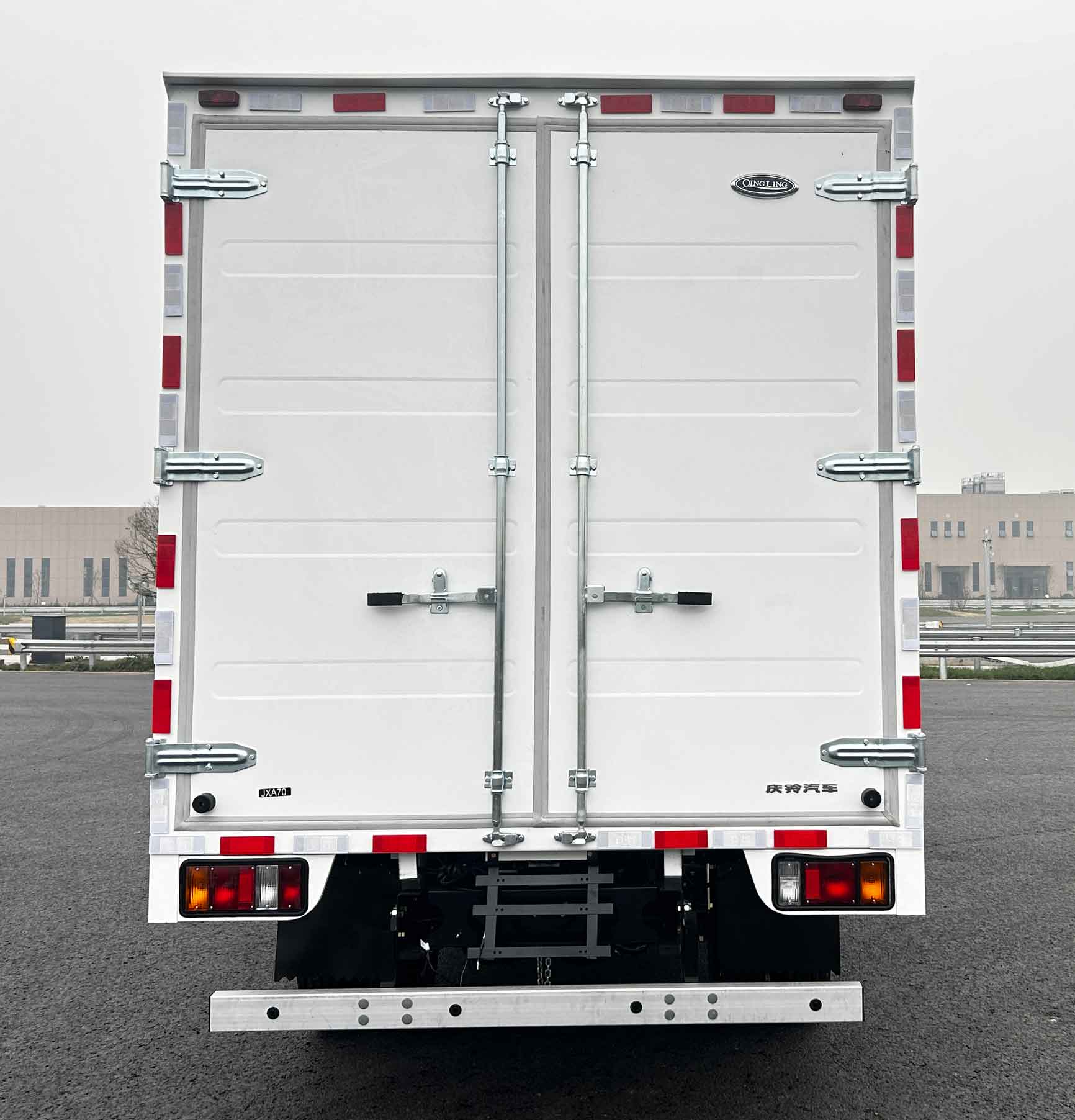 慶鈴牌(繁體)牌QL5040XXYBEVBNHA3純電動廂式貨車公告圖片