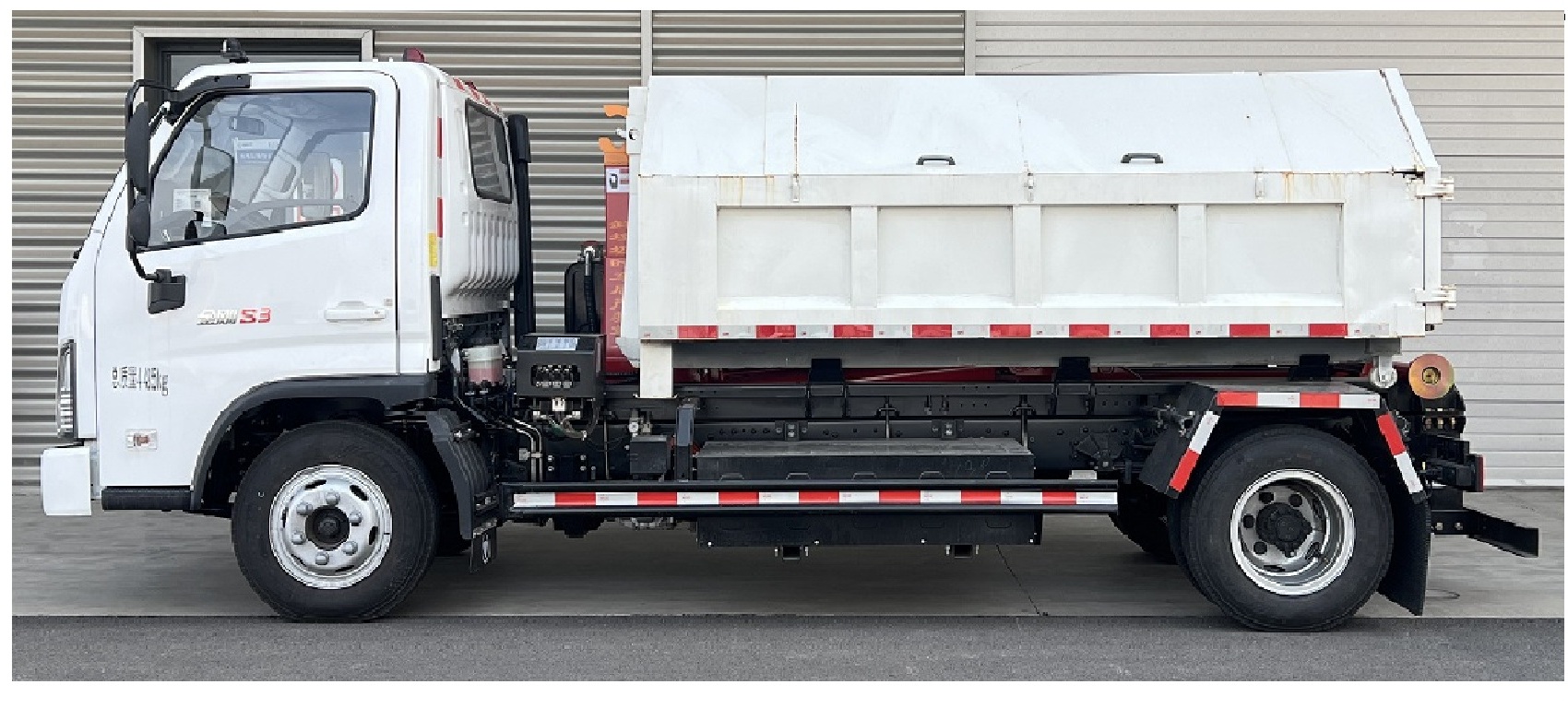 福田牌BJ5045ZXXPHEV51插電式混合動(dòng)力車廂可卸式垃圾車公告圖片