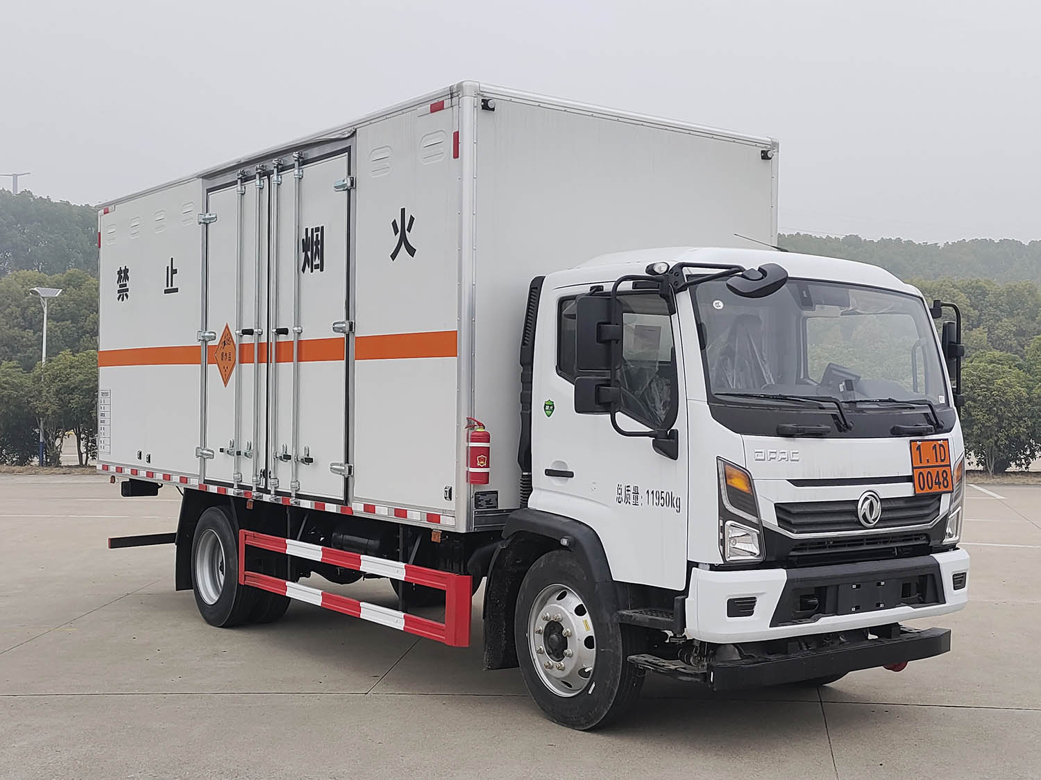 專威牌HTW5120XQYE6爆破器材運(yùn)輸車