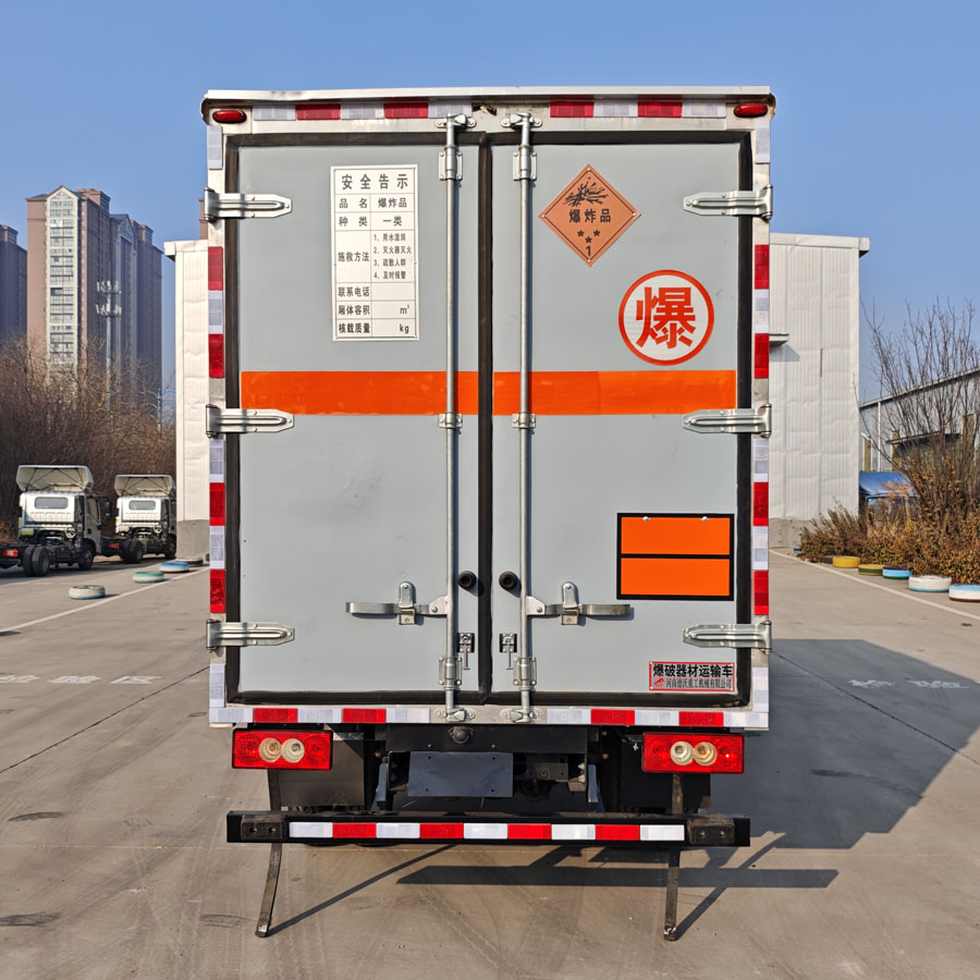 鴻天牛牌HTN5040XQY爆破器材運輸車公告圖片