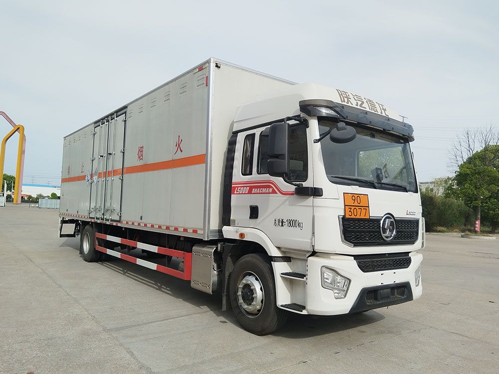 DLQ5186XZWSX6型雜項危險物品廂式運輸車圖片