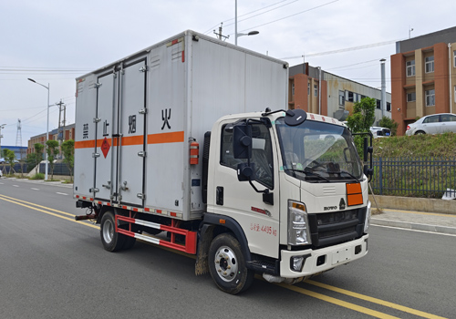 匯力威牌VVV5047XRYZZ6易燃液體廂式運輸車