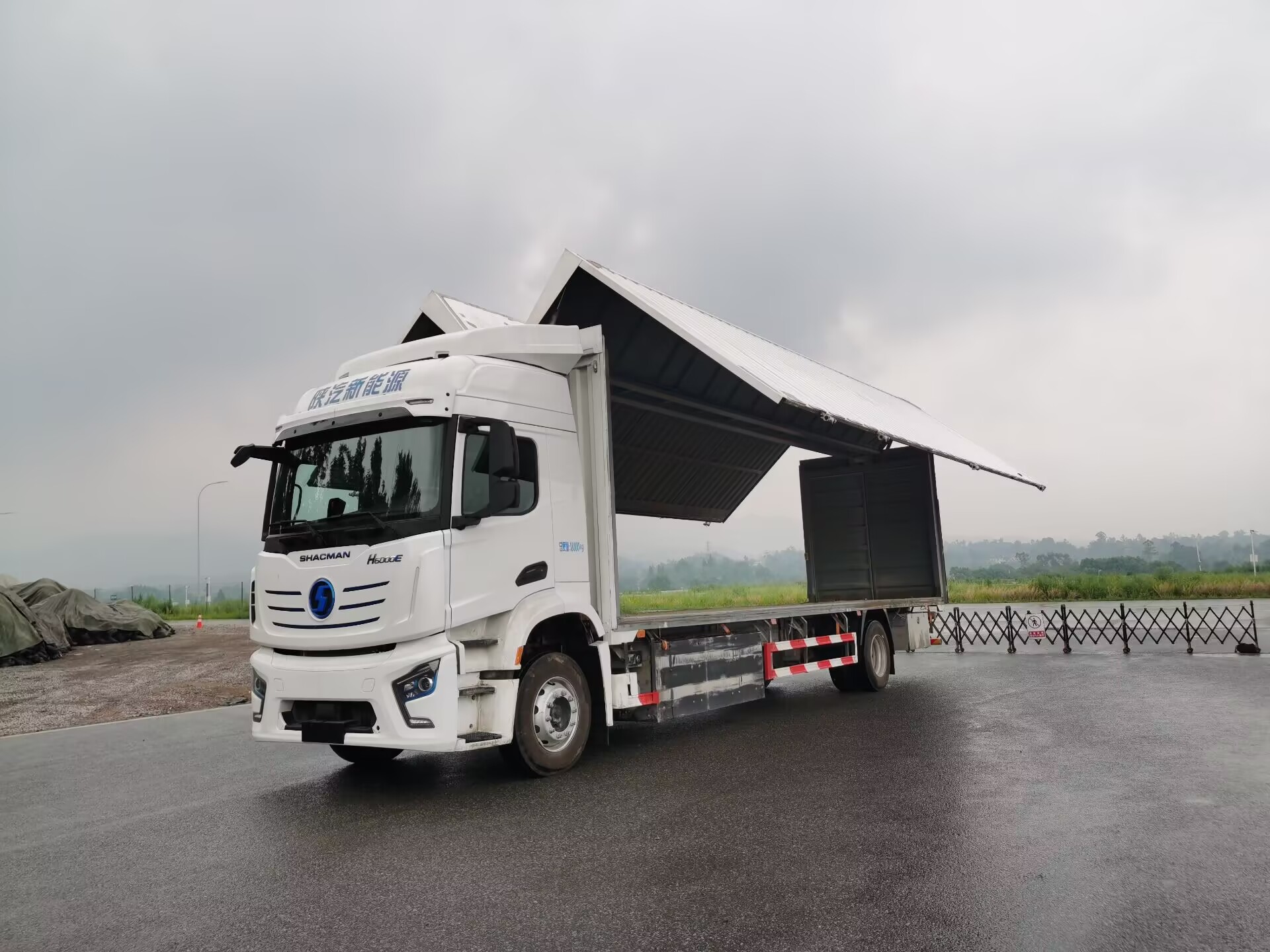 陜汽牌SX5187XYKVF721BEVQ1純電動翼開啟廂式貨車公告圖片