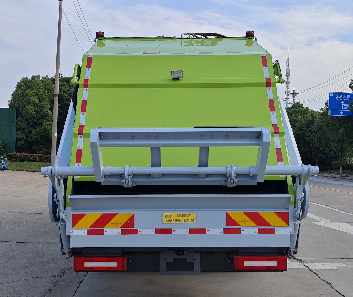 富巖汽車牌HWL5183ZYSBEV純電動(dòng)壓縮式垃圾車公告圖片