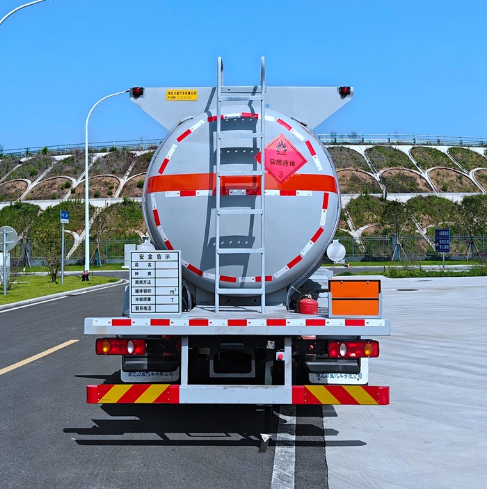 中汽力威牌HLW5261GRYDF6易燃液體罐式運(yùn)輸車公告圖片