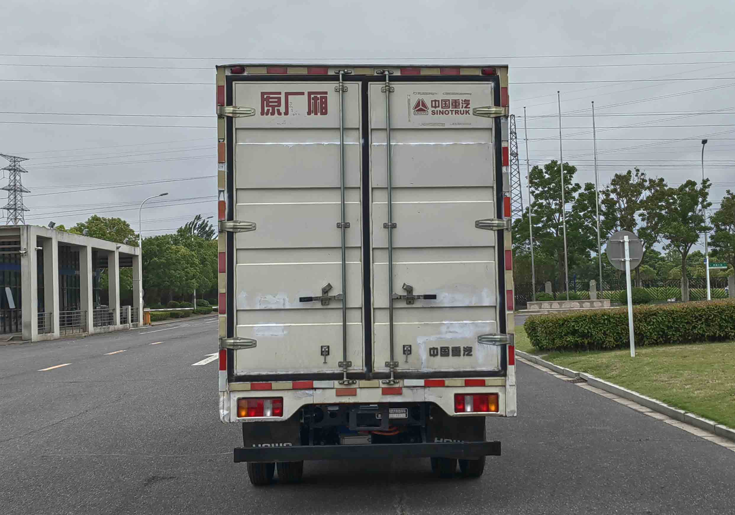 豪沃牌ZZ5047XXYK3615Z145SBEVG5換電式純電動(dòng)廂式貨車公告圖片