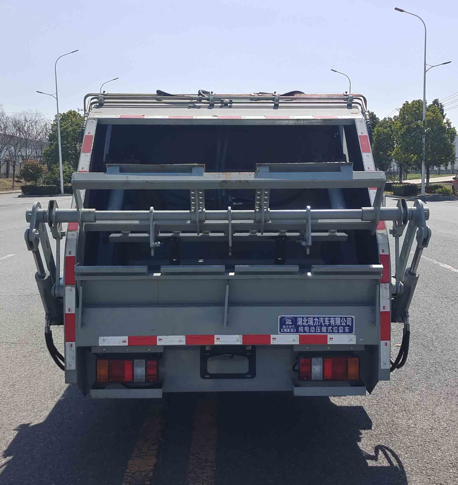 瑞力星牌RLQ5040ZYSBEV純電動壓縮式垃圾車公告圖片