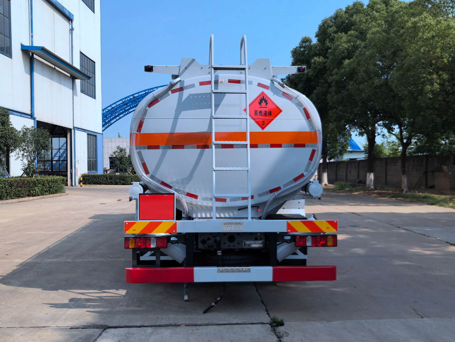 齊星牌QXC5326GRYZ6E易燃液體罐式運輸車公告圖片