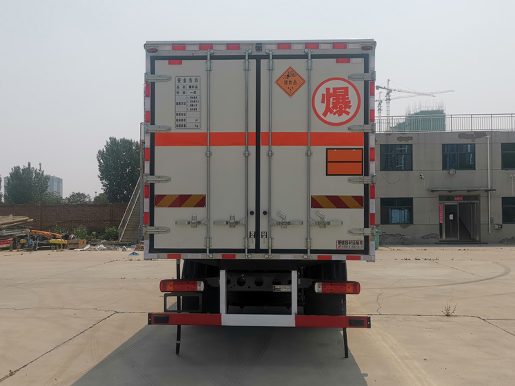 鴻天牛牌HTN5181XQY爆破器材運輸車公告圖片