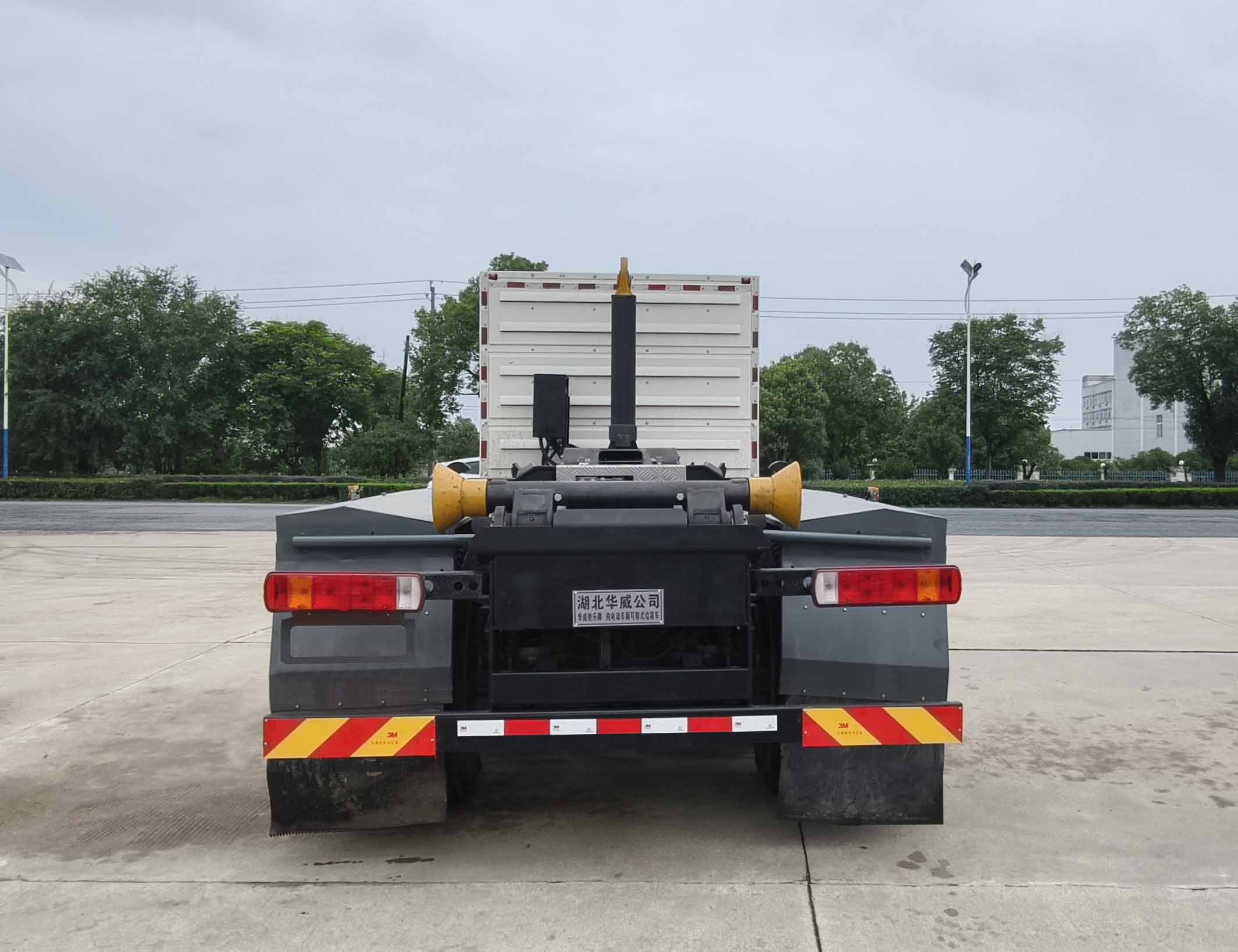 華威馳樂牌SGZ5310ZXXZZBEV純電動(dòng)車廂可卸式垃圾車公告圖片