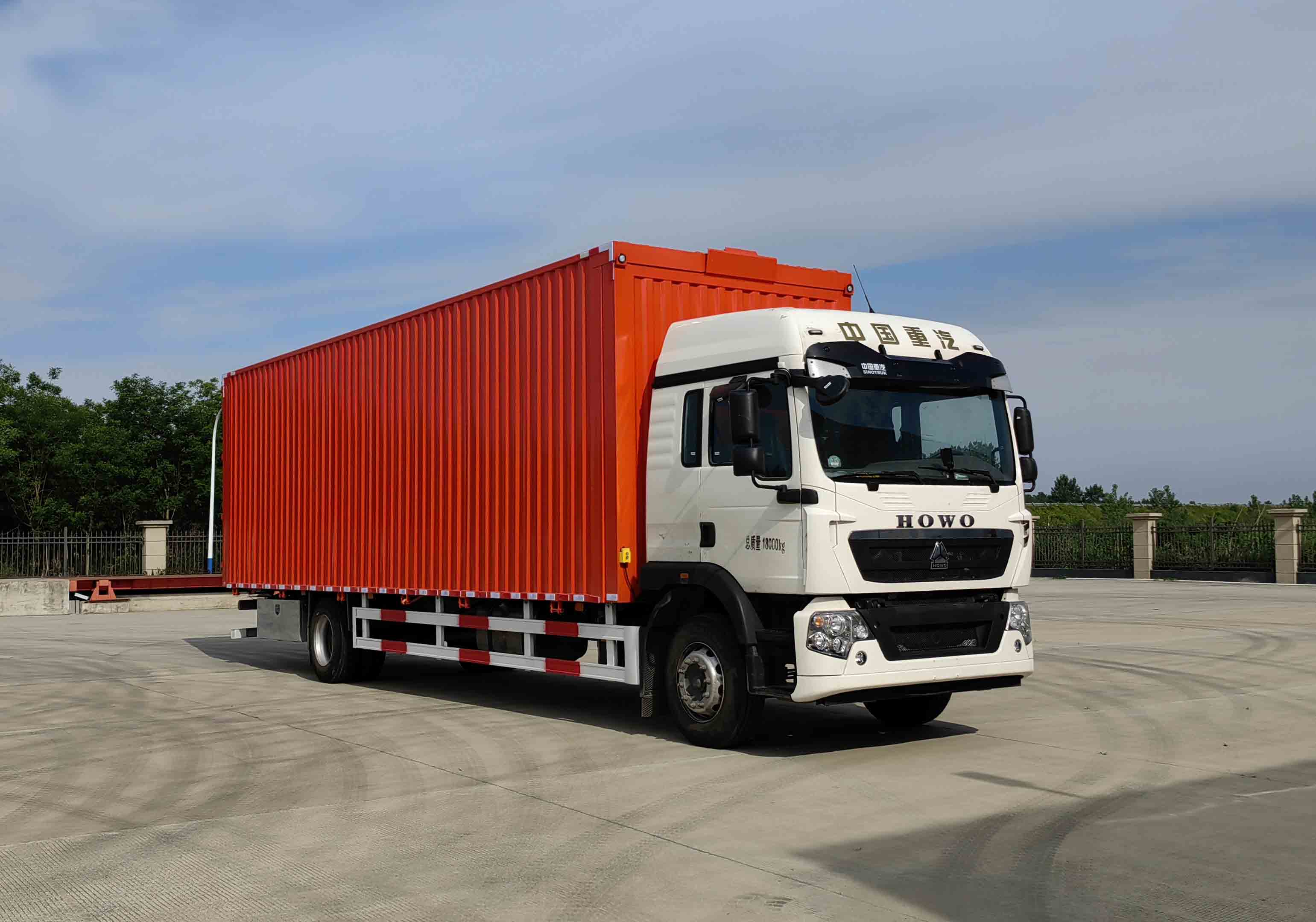 ZZ5187XYKK581DF1型翼開啟廂式貨車圖片