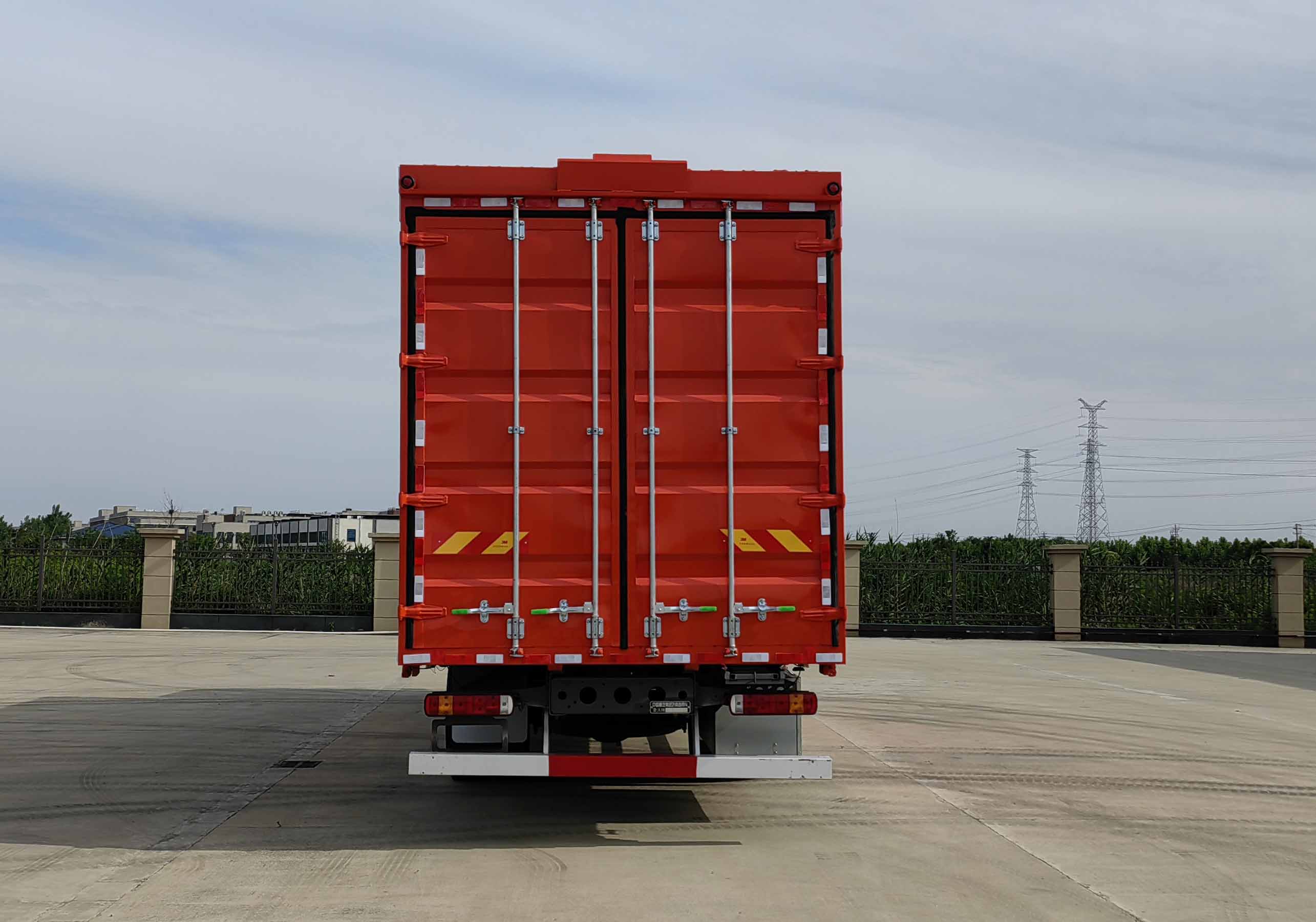 豪沃牌ZZ5187XYKK581DF1翼開啟廂式貨車公告圖片