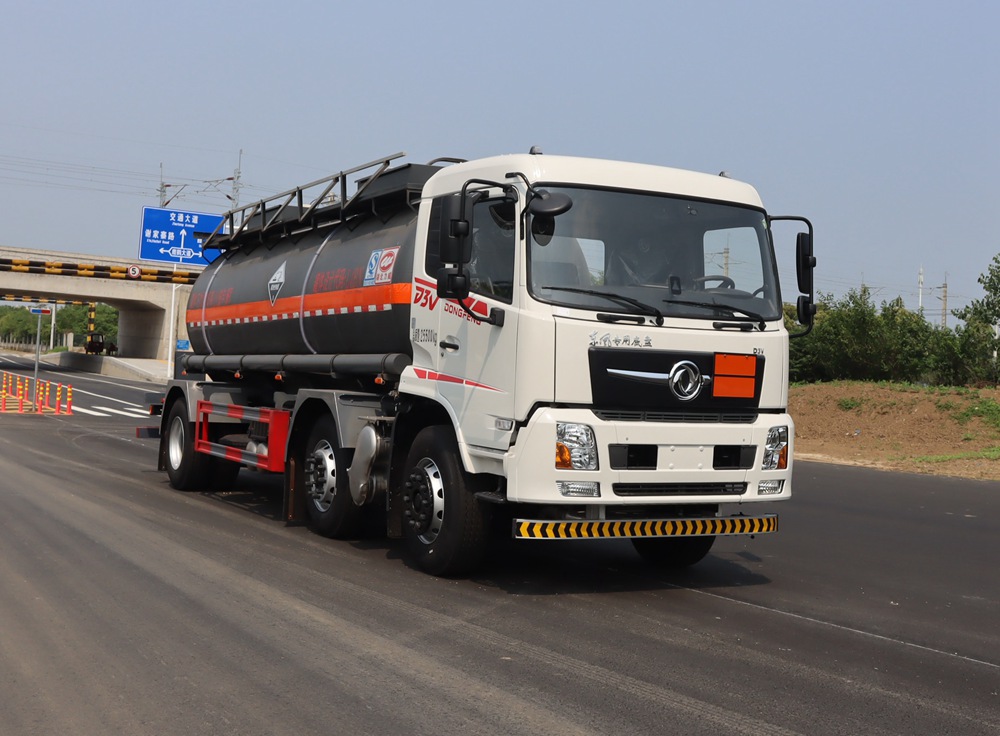 中汽力威牌HLW5263GFWDF6腐蝕性物品罐式運(yùn)輸車(chē)公告圖片
