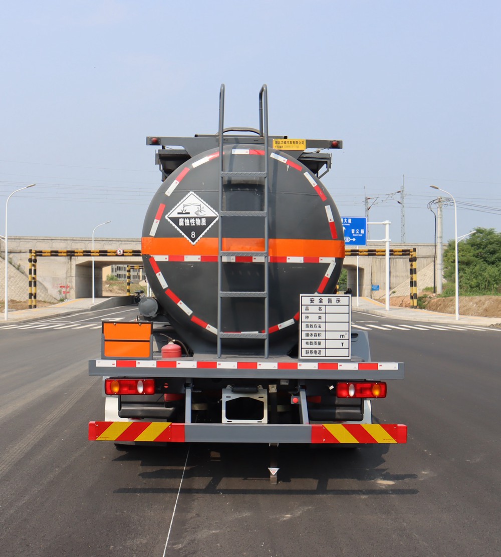 中汽力威牌HLW5263GFWDF6腐蝕性物品罐式運(yùn)輸車(chē)公告圖片