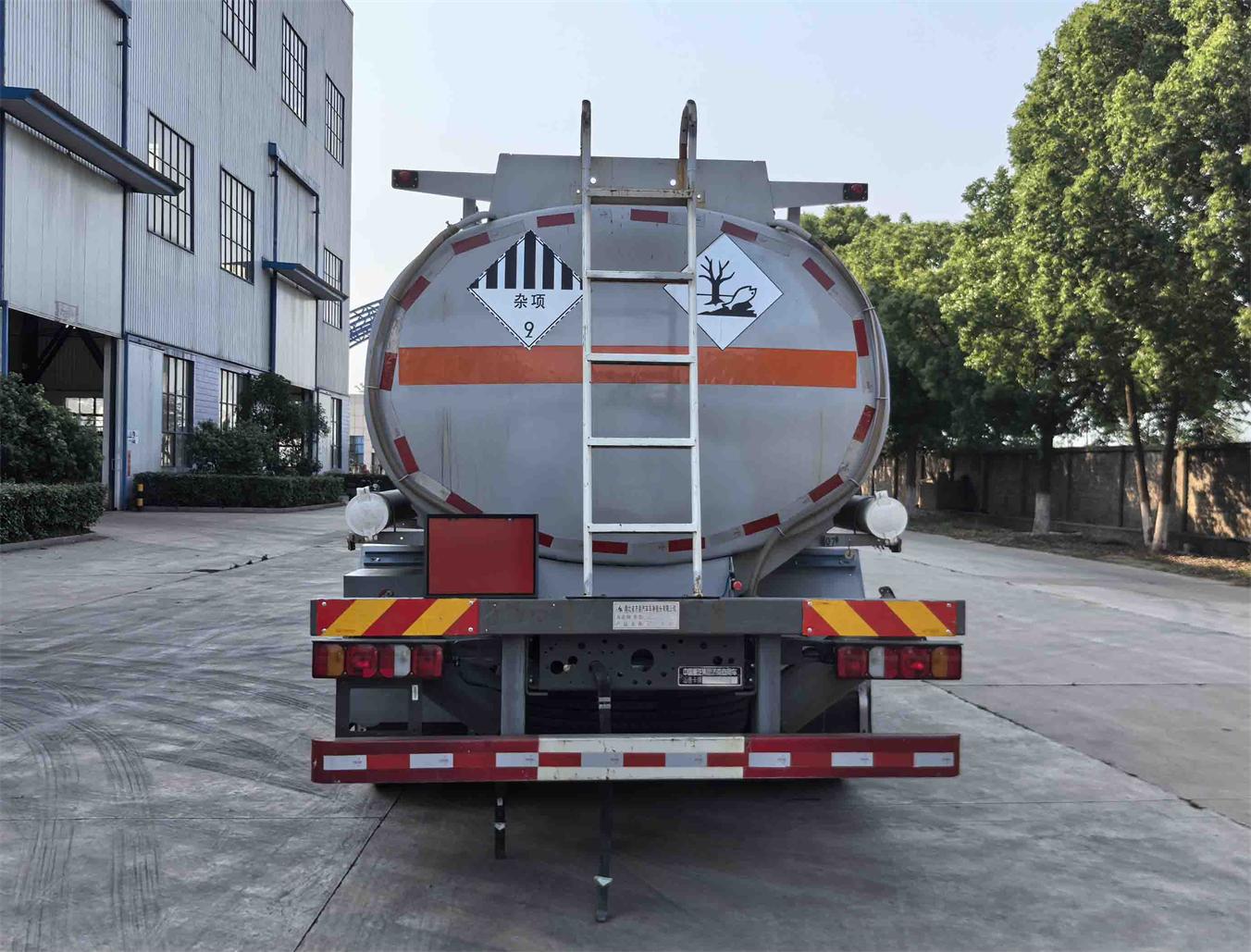 齊星牌QXC5263GZWZ6雜項(xiàng)危險(xiǎn)物品罐式運(yùn)輸車公告圖片