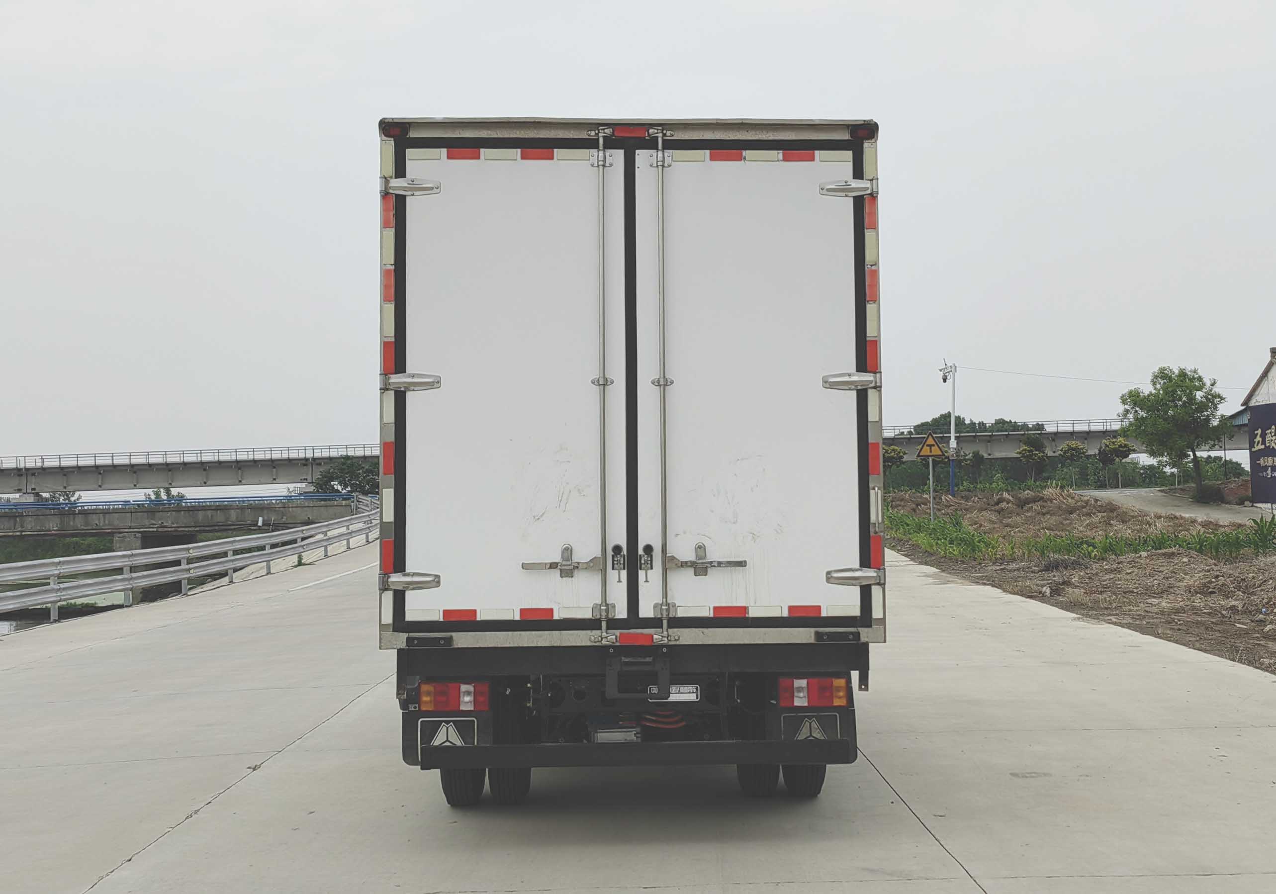 豪沃牌ZZ5047XLCK3615Z145SBEVG5換電式純電動冷藏車公告圖片