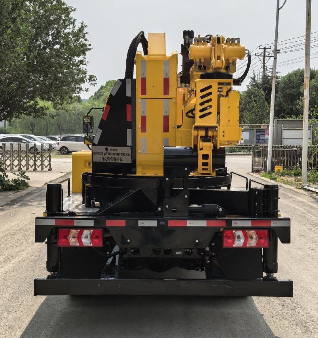 路得威牌RWQ5040TYHZZ綠化綜合養(yǎng)護(hù)車公告圖片