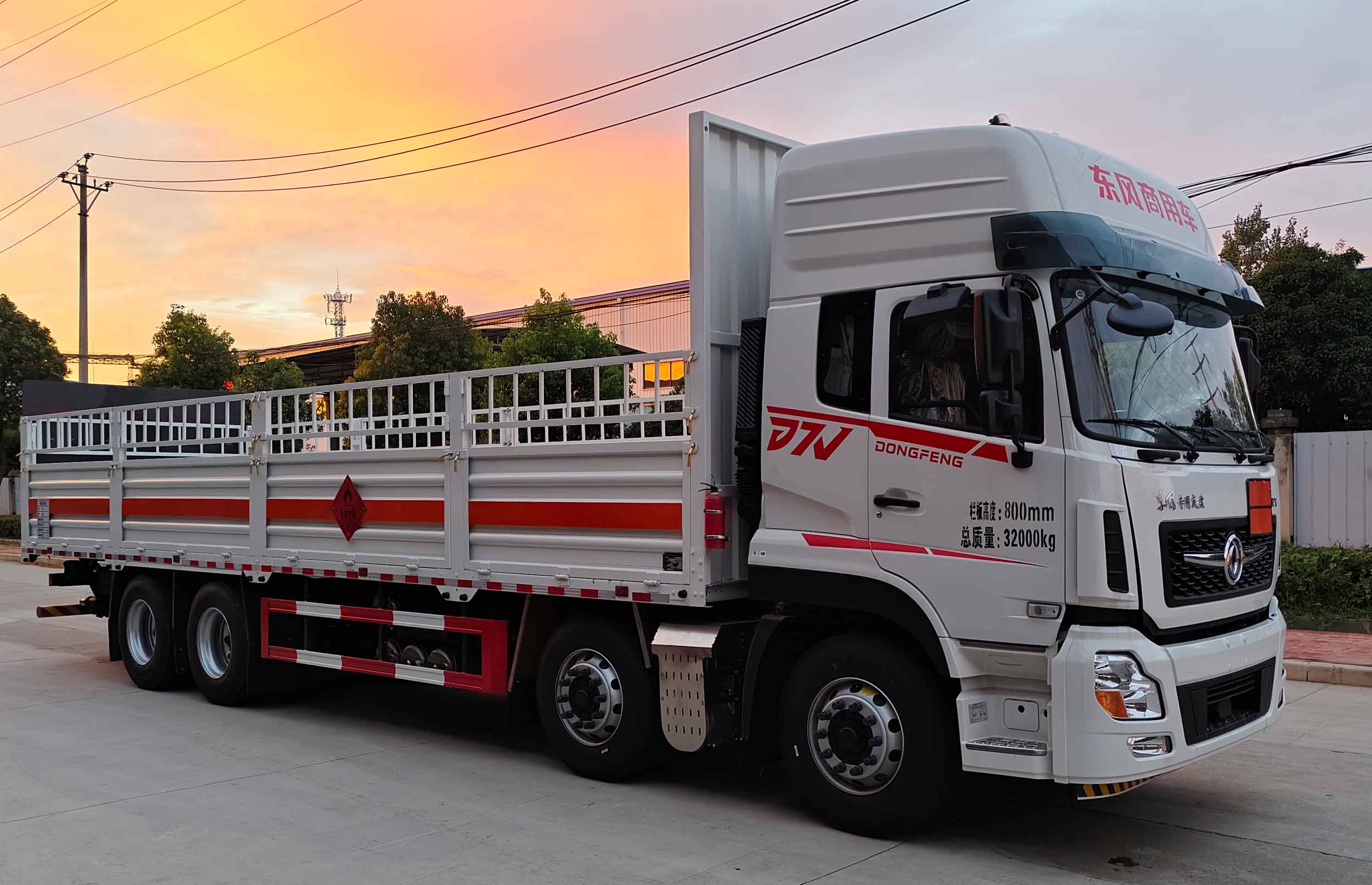 專威牌HTW5327TQPDFV6氣瓶運(yùn)輸車公告圖片