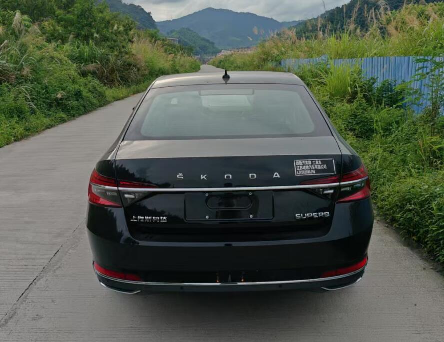 瓏致汽車(chē)牌LZV5020XGJ56工具車(chē)公告圖片