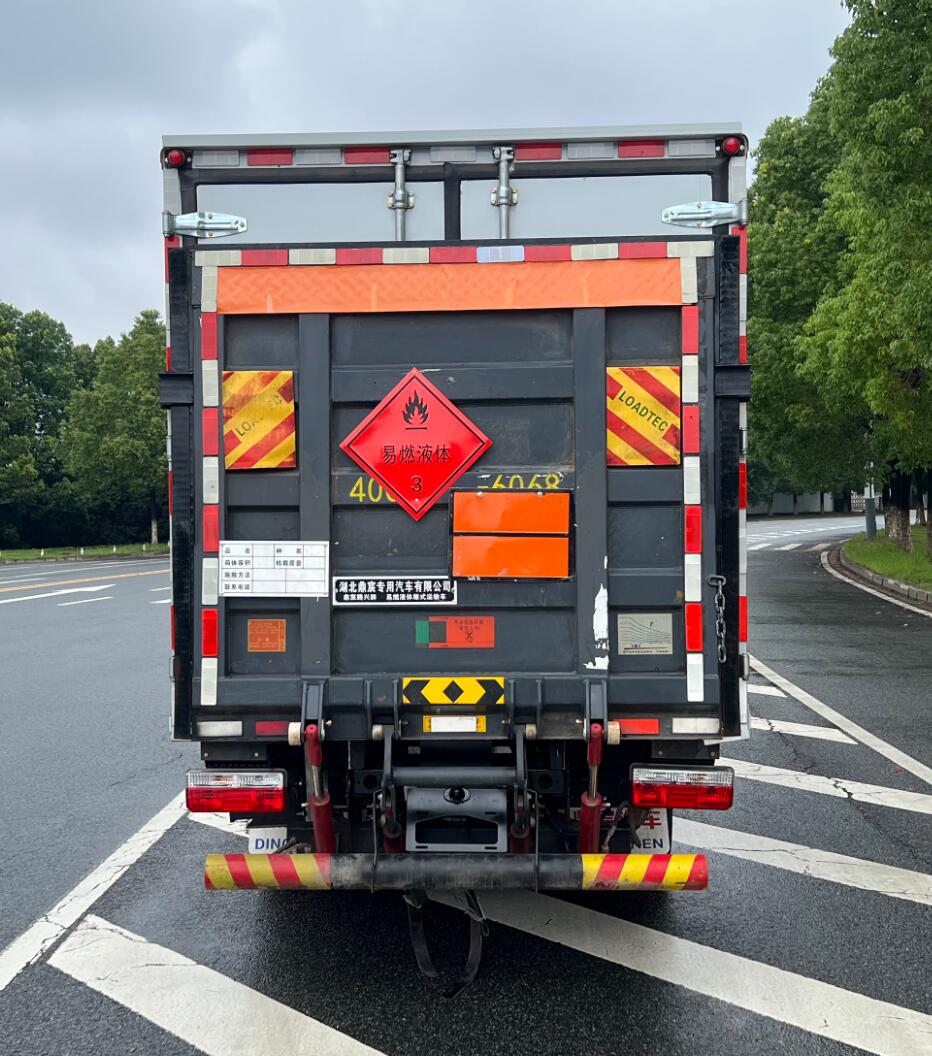 鼎宸騰興牌DCZ5045XRYE6易燃液體廂式運輸車公告圖片