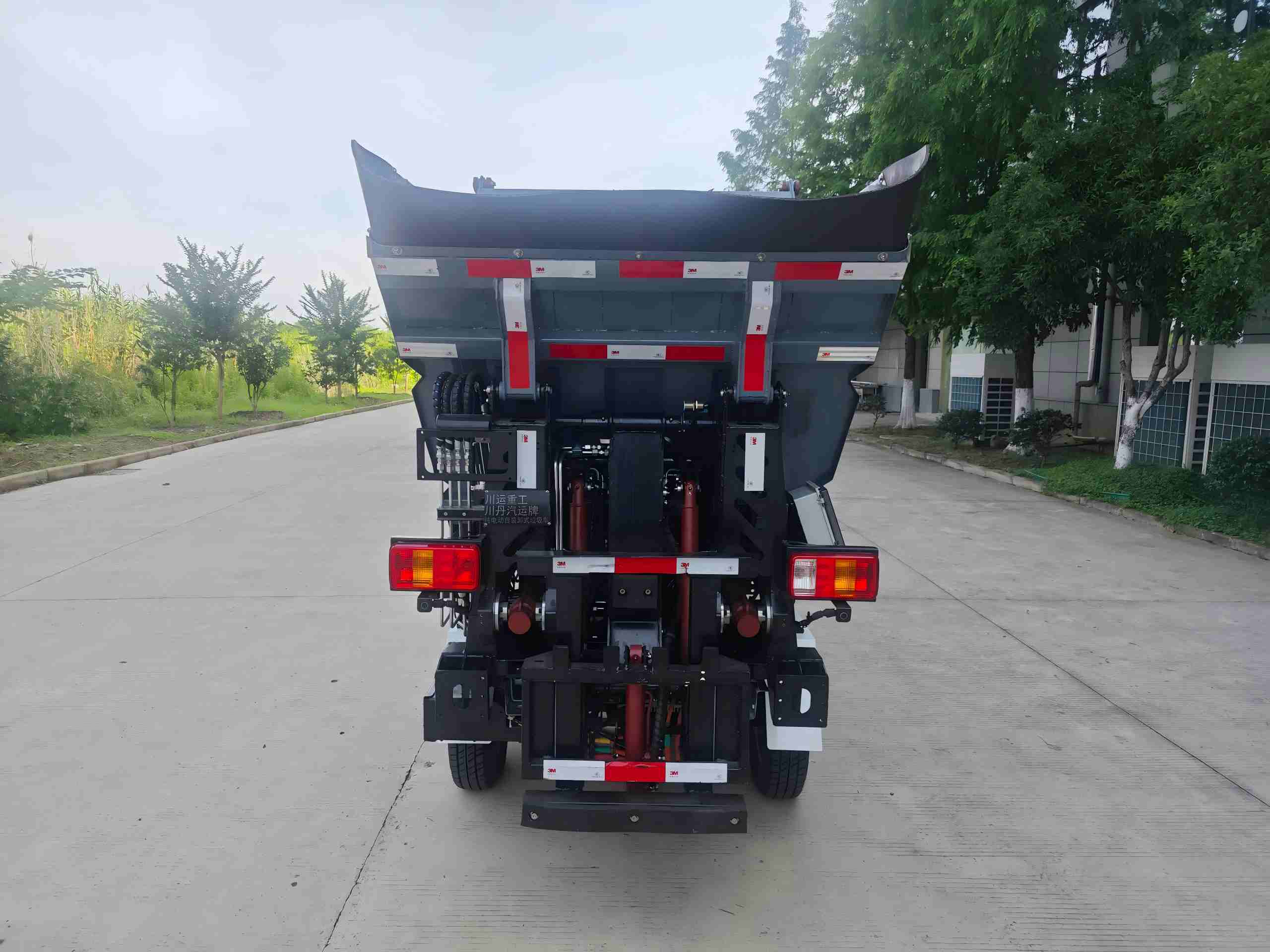 川丹汽運(yùn)牌PEN5020ZZZTJBEV純電動自裝卸式垃圾車公告圖片