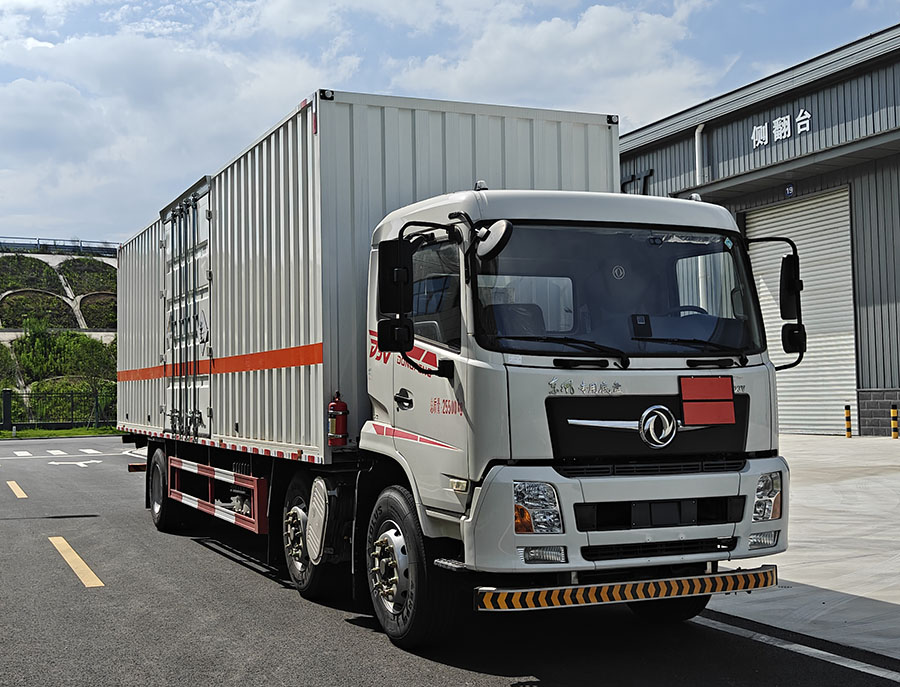 DFC5263XZWDFV6型雜項(xiàng)危險(xiǎn)物品廂式運(yùn)輸車圖片