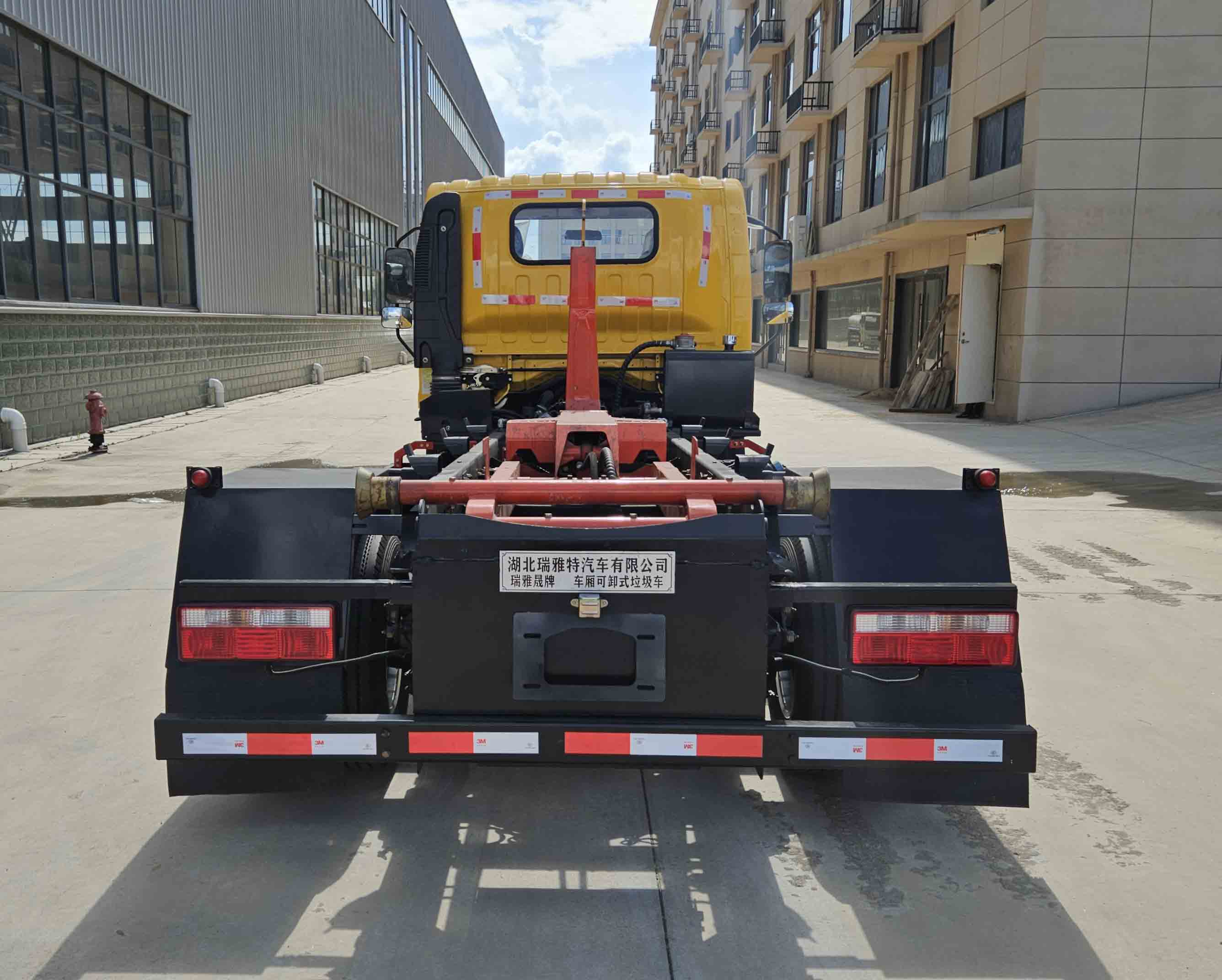 瑞雅晟牌RRR5043ZXXC車(chē)廂可卸式垃圾車(chē)公告圖片