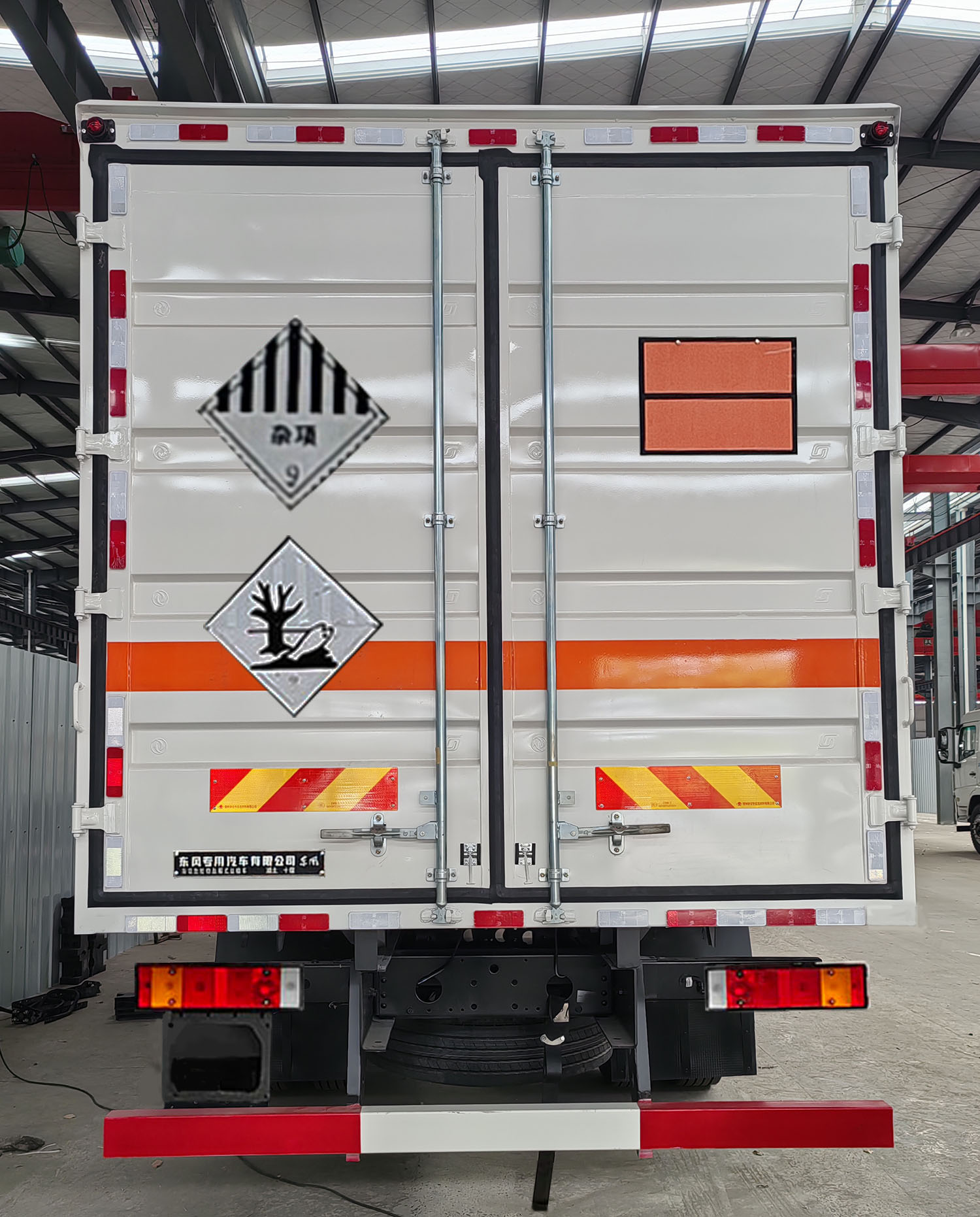 東風(fēng)牌DFC5327XZWDFV6雜項危險物品廂式運(yùn)輸車公告圖片