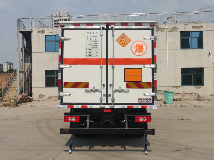 鴻天牛牌HTN5120XQY爆破器材運(yùn)輸車公告圖片