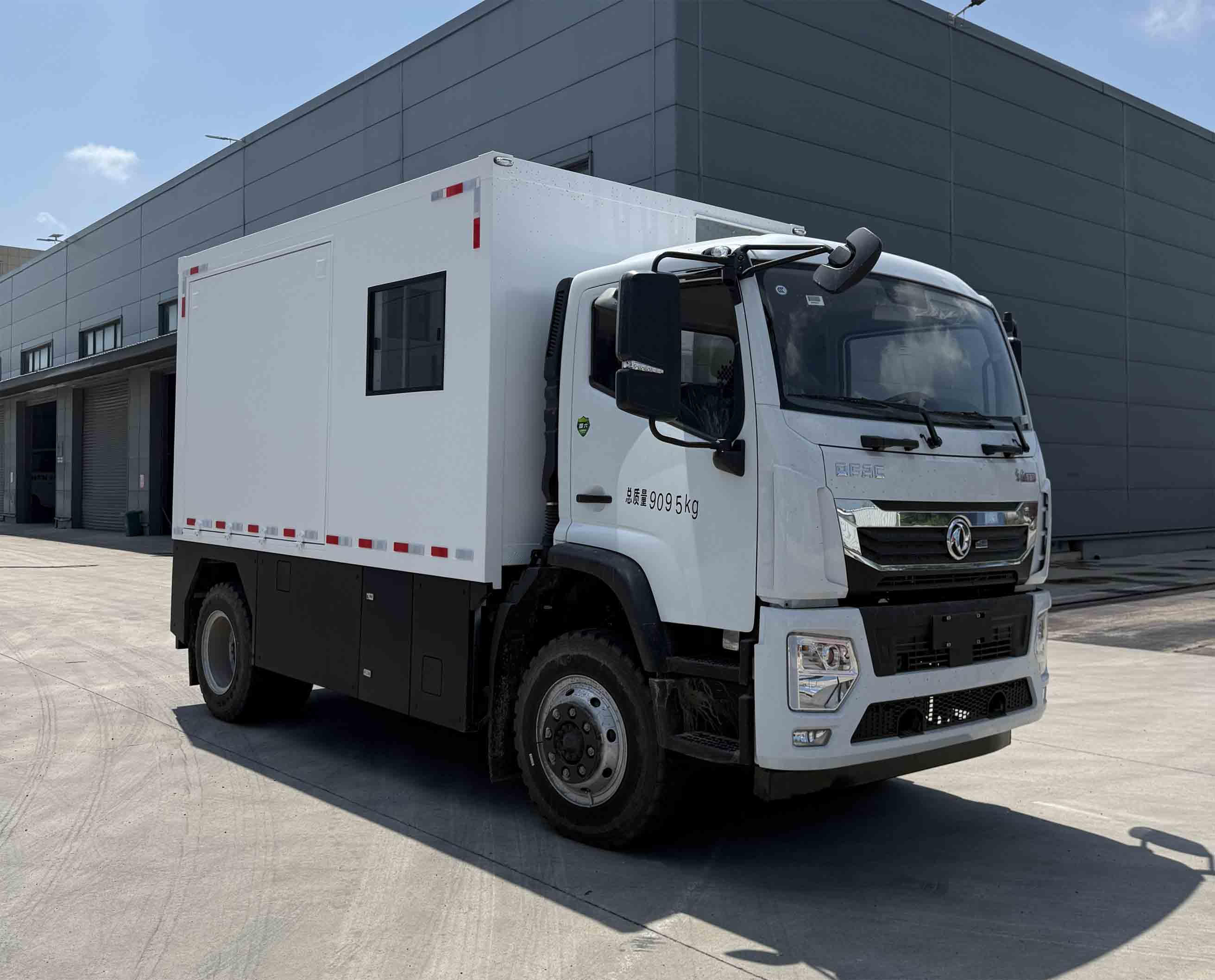 盛路達(dá)牌WSB5090XYL醫(yī)療車