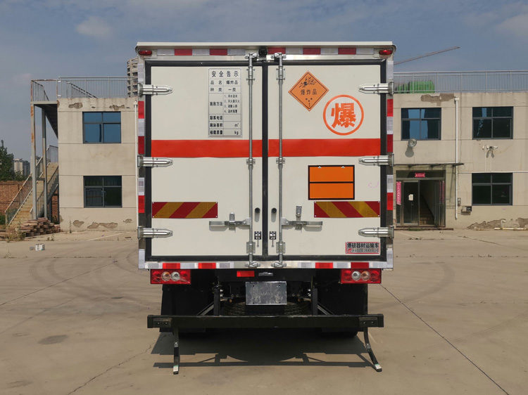 鴻天牛牌HTN5090XQY爆破器材運(yùn)輸車(chē)公告圖片