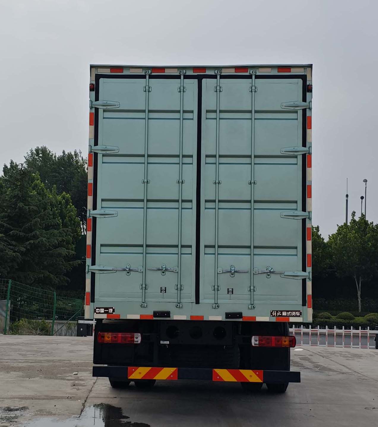 解放牌CA5260XXYP26K2L7T3E6A80廂式貨車公告圖片