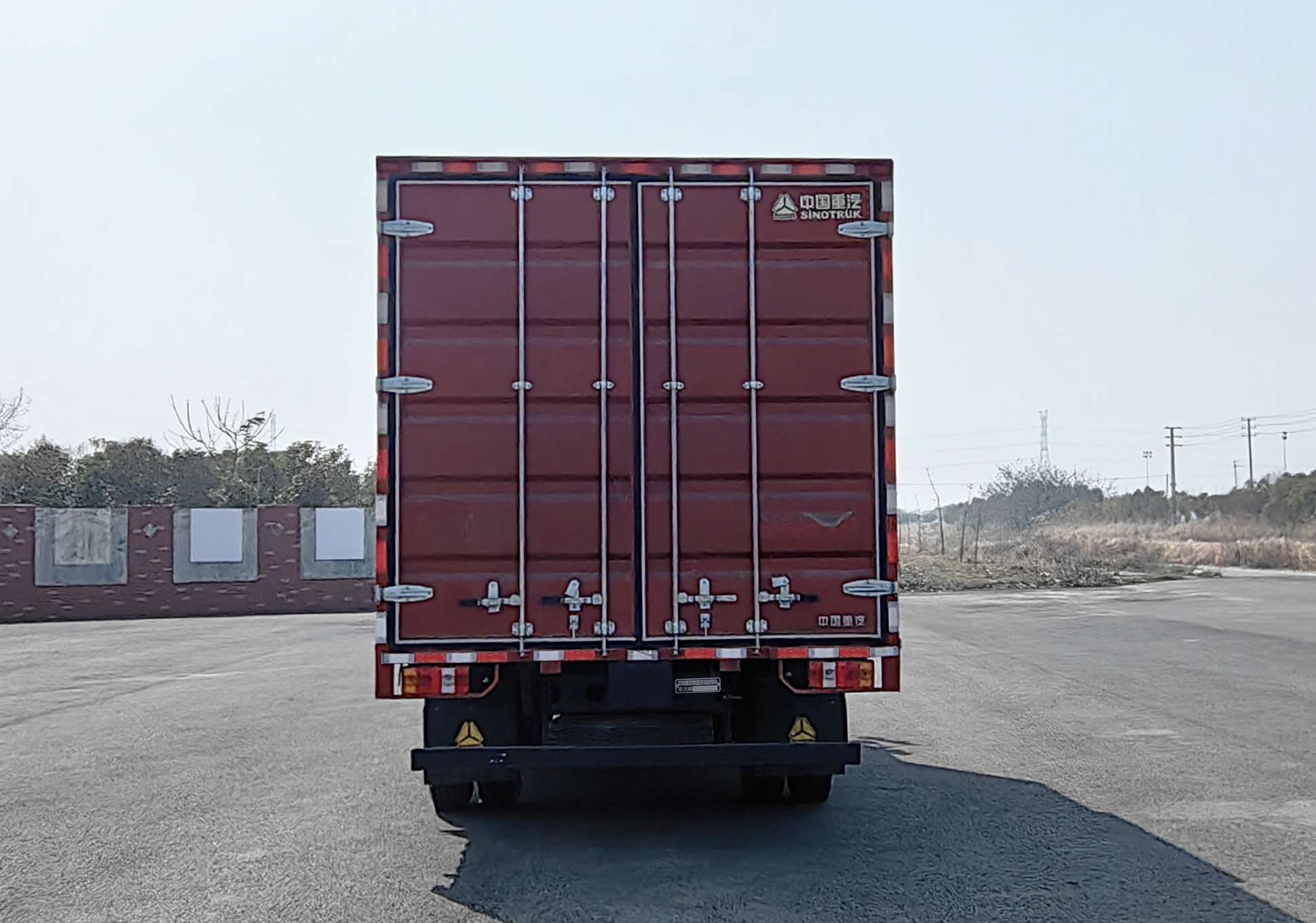 豪沃牌ZZ5117XXYG3815F1廂式運(yùn)輸車公告圖片