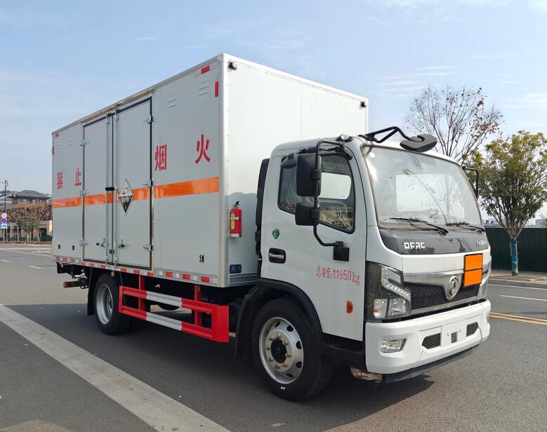程力威牌CLW5120XFWE6腐蝕性物品廂式運(yùn)輸車