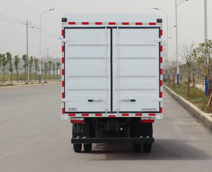 東風(fēng)牌EQ5121CCY8CDEAC倉(cāng)柵式運(yùn)輸車公告圖片